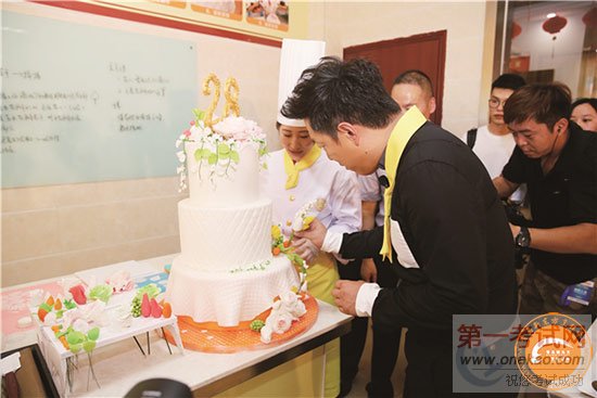 <a data-cke-saved-href=http://www.qdxdf.com href=http://www.qdxdf.com _cke_saved_href=http://www.qdxdf.com _cke_saved_href=http://www.qdxdf.com target=_blank class=infotextkey>青岛新东方烹饪学校</a>