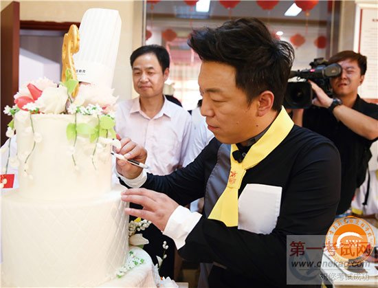 <a data-cke-saved-href=http://www.qdxdf.com href=http://www.qdxdf.com _cke_saved_href=http://www.qdxdf.com _cke_saved_href=http://www.qdxdf.com target=_blank class=infotextkey>青岛新东方烹饪学校</a>