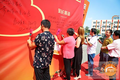 青岛新东方家长见面会:用爱与责任同谱育才华章