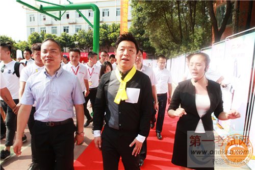 <a data-cke-saved-href=http://www.qdxdf.com href=http://www.qdxdf.com _cke_saved_href=http://www.qdxdf.com _cke_saved_href=http://www.qdxdf.com target=_blank class=infotextkey>青岛新东方烹饪学校</a>