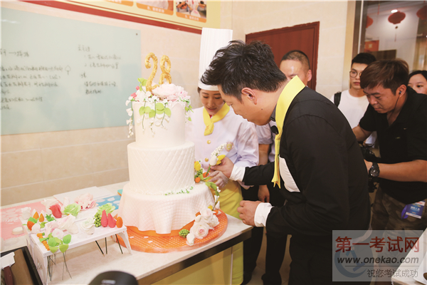 “金牌大厨”黄渤正式上线 秀厨艺烹制幸福味道