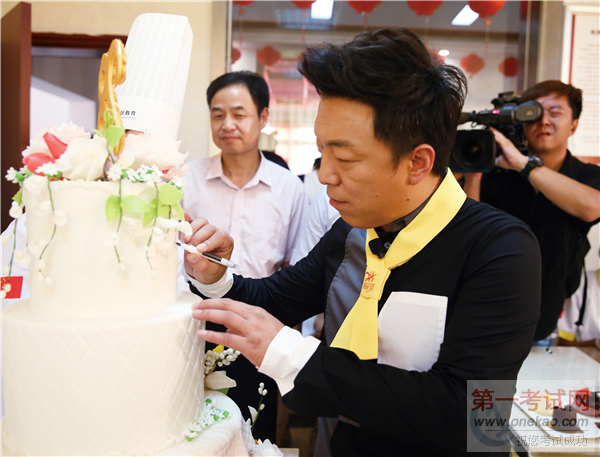 “金牌大厨”黄渤正式上线 秀厨艺烹制幸福味道