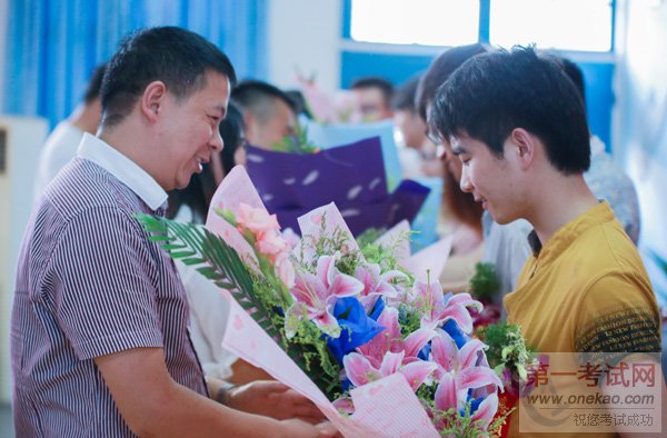 为老师送上鲜花,表达感恩之情