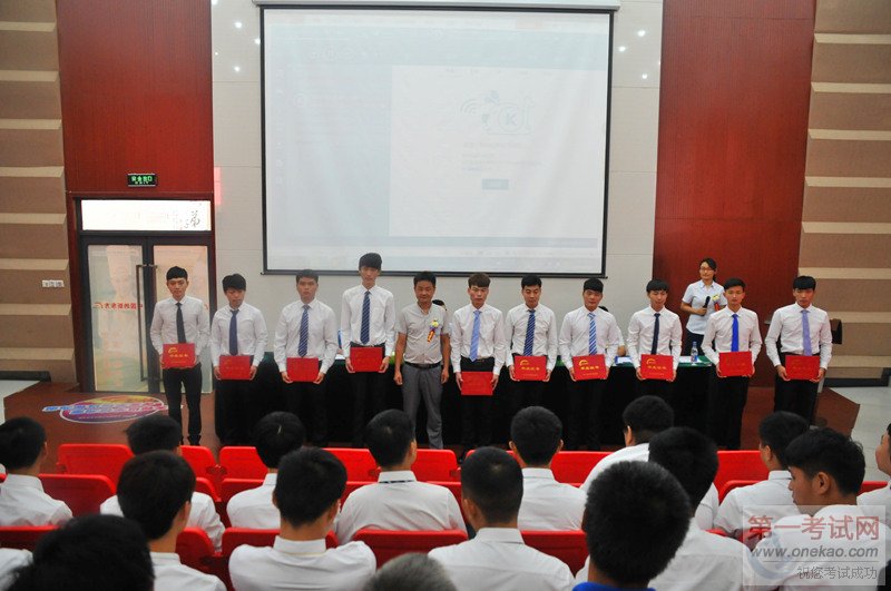 ְ̳У˹Ϊͬѧ䷢ҵ֤鲢Ӱ