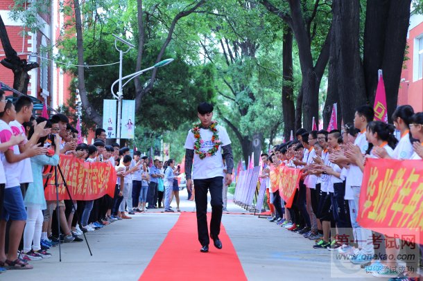 8月26日,山西新华电脑学校第三届校友新生见面会红毯仪式