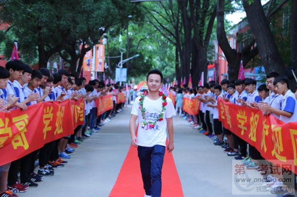 8月26日,山西新华电脑学校第三届校友新生见面会红毯仪式