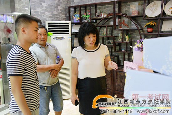 <a data-cke-saved-href=http://www.jxxdf.com href=http://www.jxxdf.com _cke_saved_href=http://www.jxxdf.com _cke_saved_href=http://www.jxxdf.com target=_blank class=infotextkey>江西新东方烹饪学校</a>.jpg