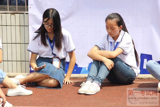 妹子们你们确定自己不是两尊雕像?