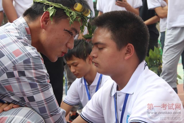 “逗神”想尽奇招逗选手