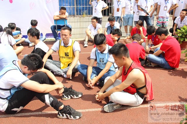 小鲜肉们盘腿打坐