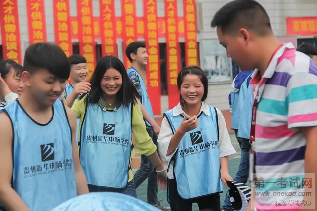 军训活动丰富多彩,学员交流笑开颜