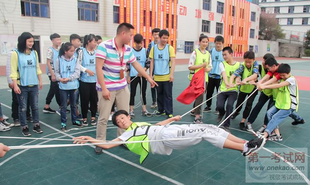 老师指导学员们如何团队协作