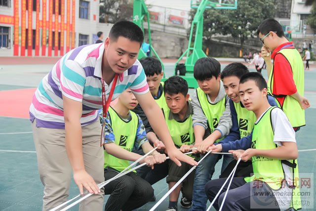 老师指导学员们如何团队协作
