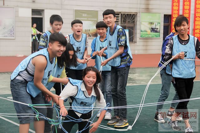 军训活动丰富多彩,学员交流笑开颜