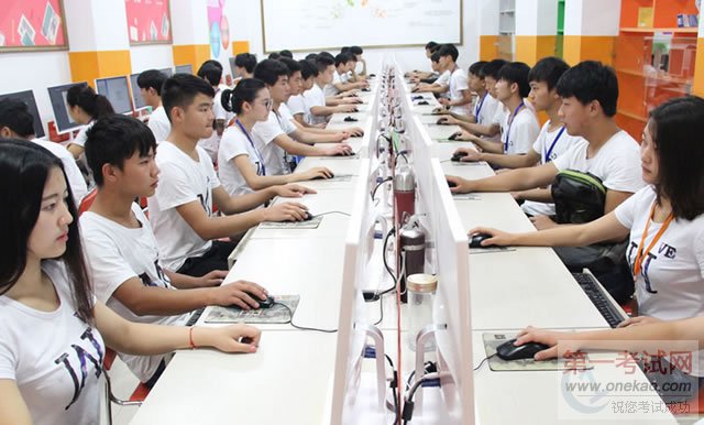 同学们在实训室上课