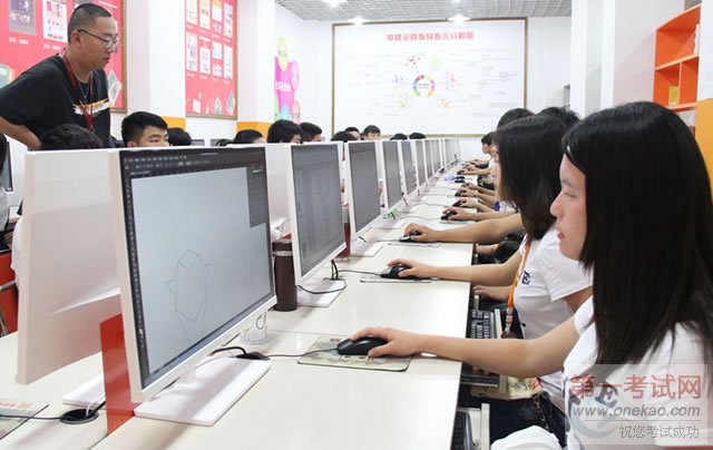 同学们在实训室上课