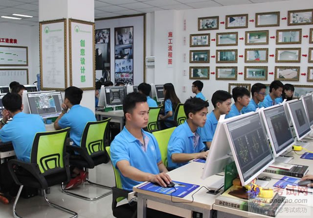 同学们在实训室上课