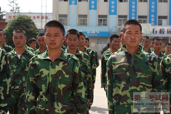 军姿让大家看起来斗志昂扬.jpg
