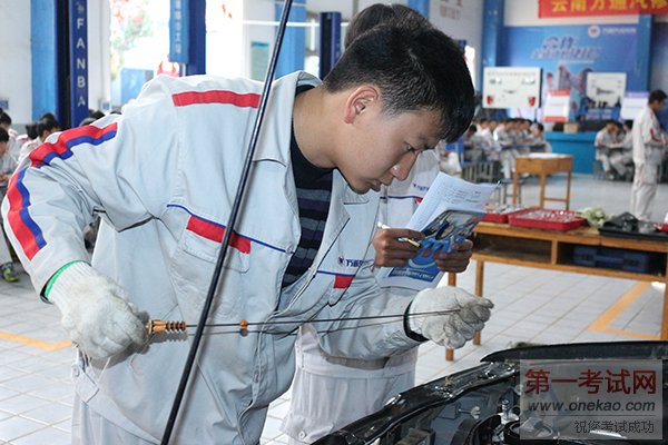 同学在进行车辆保养实训考核.jpg