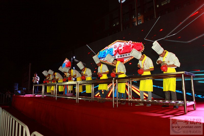 精彩的气球上切肉丝表演