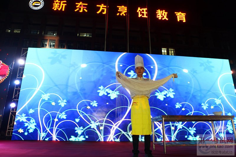 马老师向大家展示龙须面