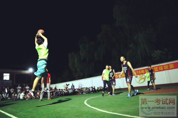 篮球宝贝青春热舞 激情助力山西新华电脑学校篮球联赛