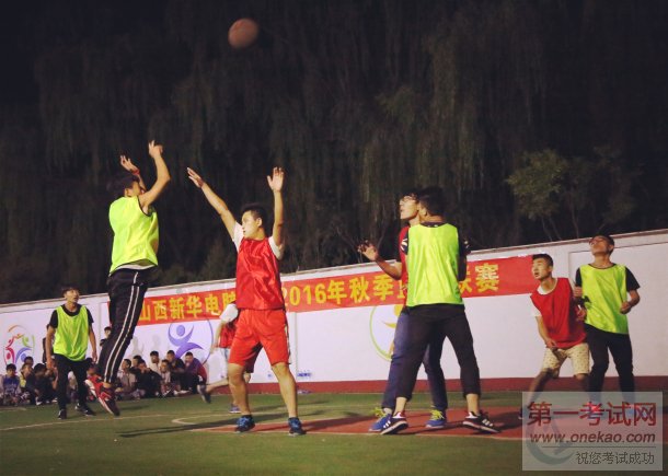 篮球宝贝青春热舞 激情助力山西新华电脑学校篮球联赛