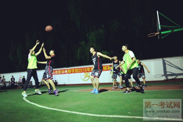 篮球宝贝青春热舞 激情助力山西新华电脑学校篮球联赛