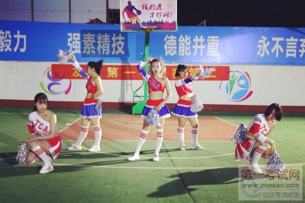 篮球宝贝青春热舞 激情助力山西新华电脑学校篮球联赛