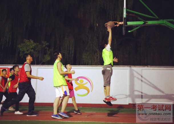 篮球宝贝青春热舞 激情助力山西新华电脑学校篮球联赛