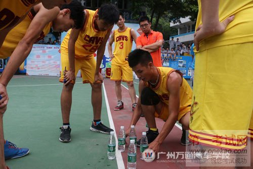 3万通小伙伴们研究战术