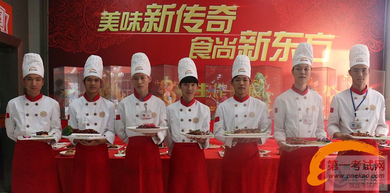 广州新东方烹饪学校_粤菜大佬专业菜品制作展,一个色香味俱全的展台