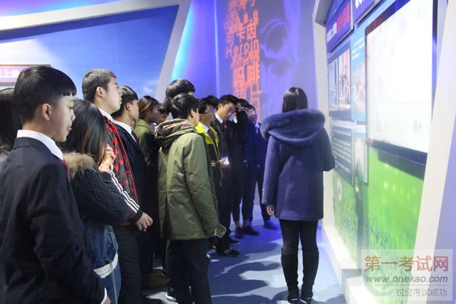 讲解员深情并茂,同学们认真聆听