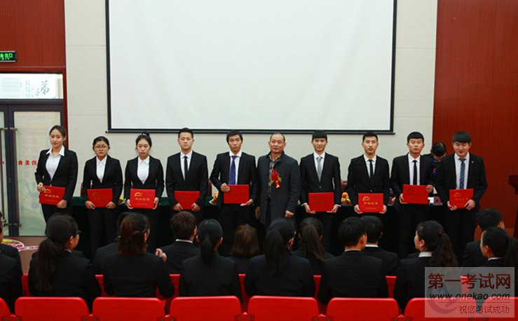 ԺΪͬѧǰ䷢ҵ֤鲢Ӱ