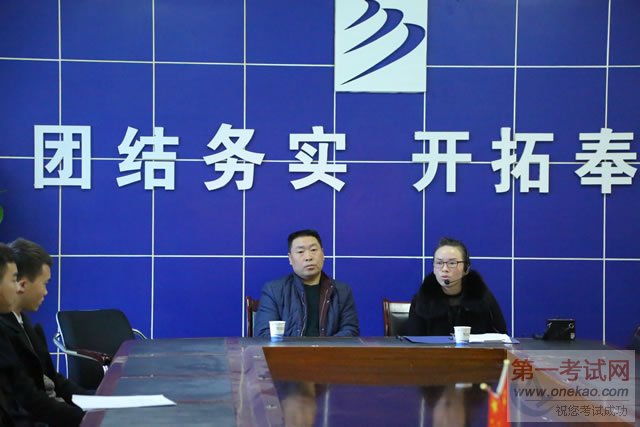 贵州金方筑商贸有限公司人事部经理骆礼凤、工程部经理曾海欧作为企业面试评委,莅临现场做点评指导