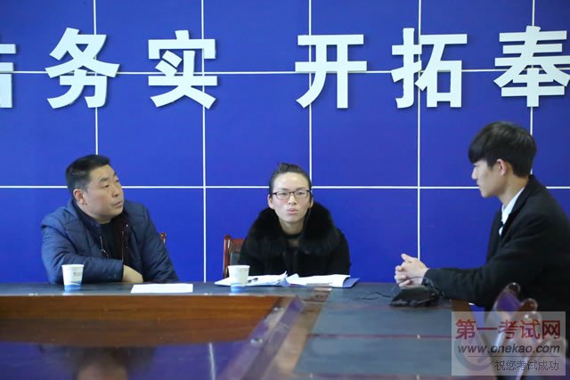 模拟面试环节中,同学们自信满满、表现精彩,充分展示了自己的专业知识与职场技能,各位评委也给出了许多面试中的细节指导,使同学们受益匪浅