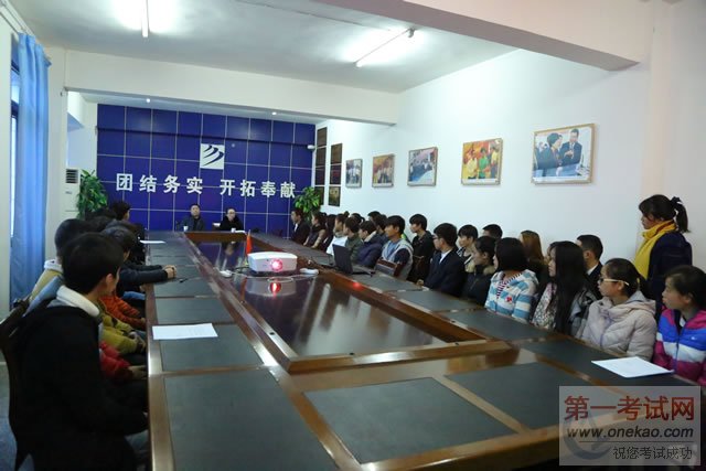 企业代表向同学们介绍了公司发展和员工待遇,以及工作的相关情况